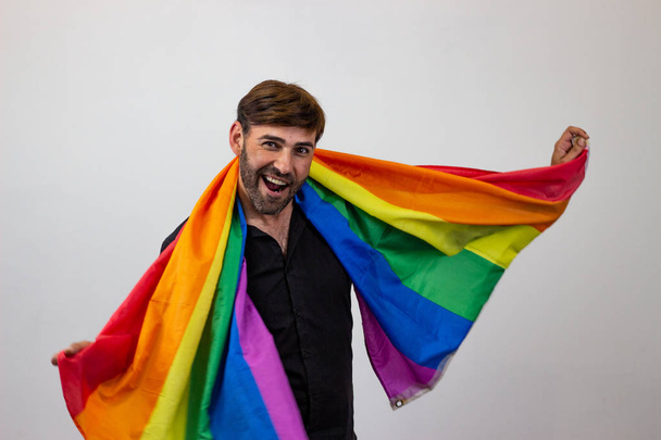 Muotokuva komea nuori mies homo ylpeys liikkeen LGBT Rain
 - Valokuva, kuva