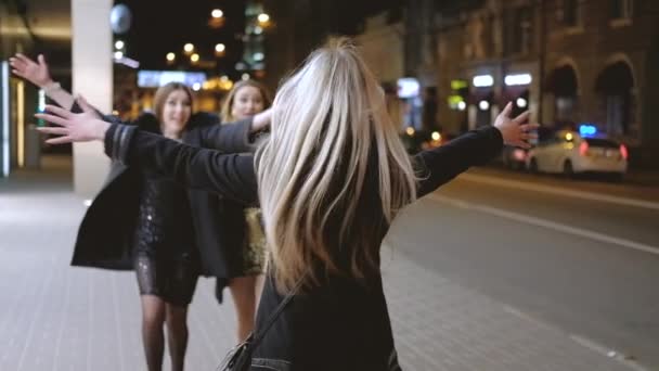 girls night out friends happy meeting street - Footage, Video