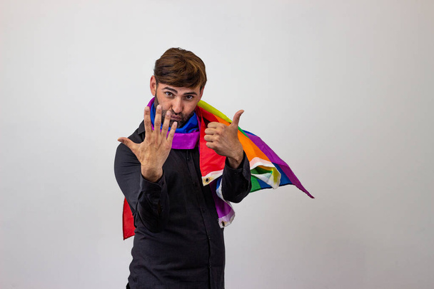 Portrait de beau jeune homme avec gay pride mouvement LGBT pluie
 - Photo, image