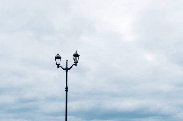 Pouliční lampa proti zatažené obloze. - Fotografie, Obrázek