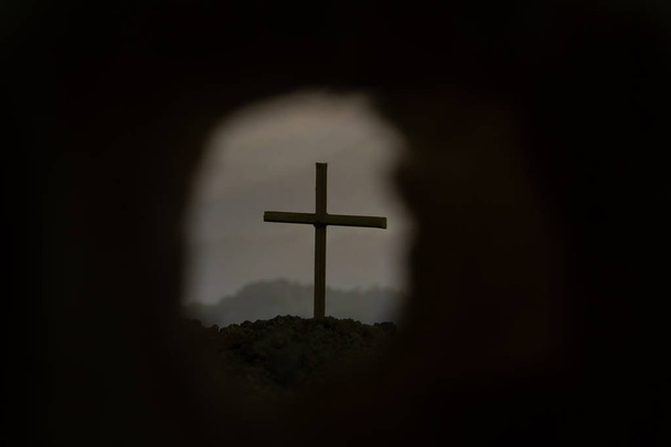 Túmulo vazio com símbolo de cruz para Jesus Cristo ressuscitou
 - Foto, Imagem