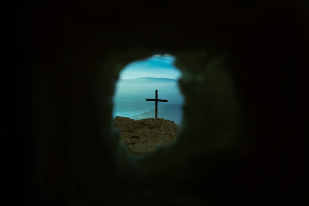Гробниця порожня з розп'яттям на світанку-воскресіння Ісуса  - Фото, зображення