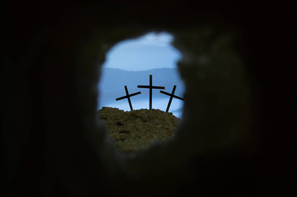 Пустой склеп с символом креста для Иисуса Христа воскрес
 - Фото, изображение