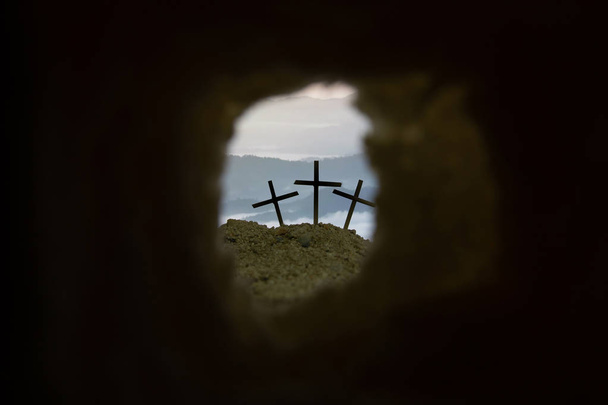 Hauta tyhjä ristiinnaulitsemisella auringonnousun aikaan - Jeesuksen ylösnousemus
  - Valokuva, kuva