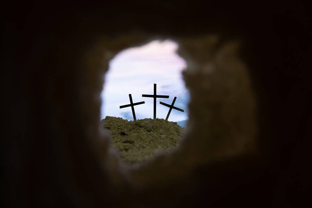 Tomba vuota con croce simbolo per Gesù Cristo è risorto
 - Foto, immagini