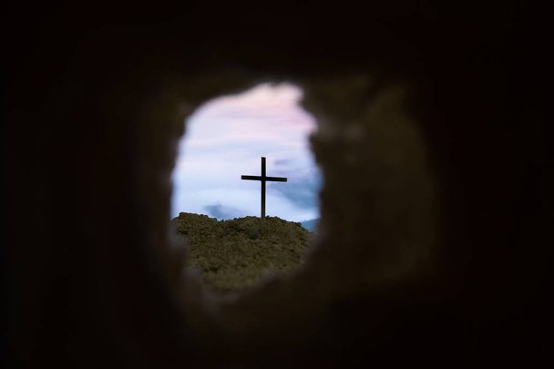 Tomba vuota con crocifissione all'alba - Risurrezione di Gesù
  - Foto, immagini