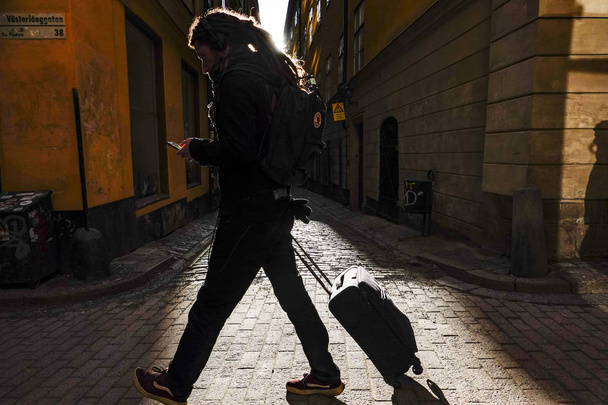 Стокгольм, Швеция Пешеходы на Гамла Стан или Старый город в зимнем свете
. - Фото, изображение
