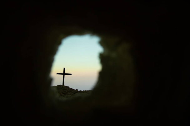 Grab leer mit Kreuzigung bei Sonnenaufgang - Auferstehung des Jesus  - Foto, Bild