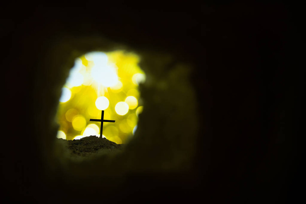 日の出時の十字架付きの墓空 - イエスの復活  - 写真・画像