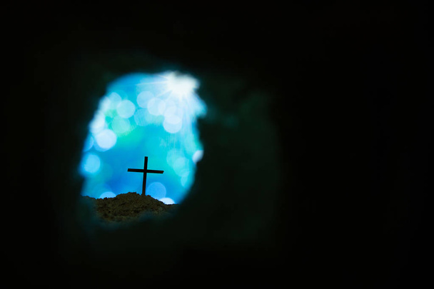 Гробниця порожня з розп'яттям на світанку-воскресіння Ісуса  - Фото, зображення