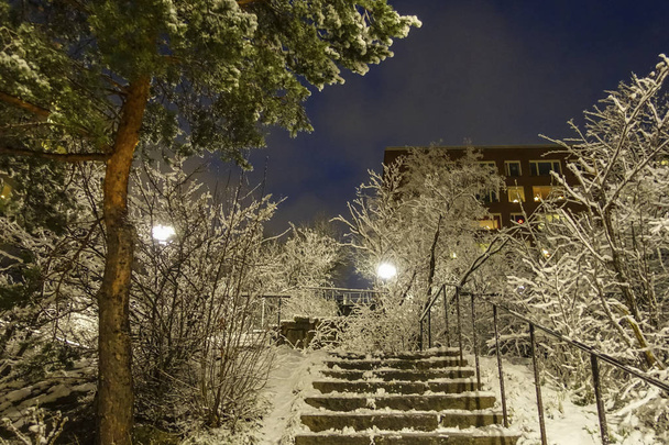 STOCKHOLM SUÉCIA Passos na neve. Residencial vizinhaNybohov
 - Foto, Imagem