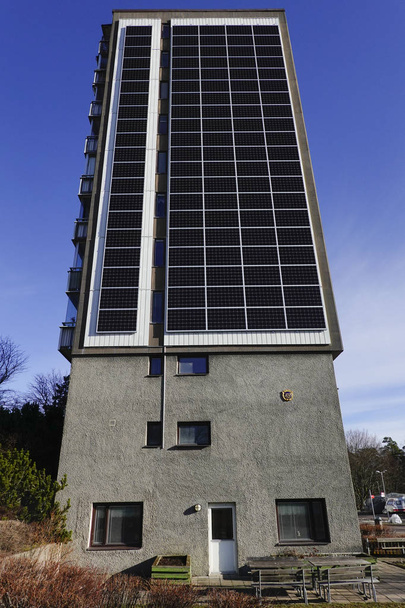 スウェーデン、ヤコブスベルク郊外の住宅公営住宅ビルには、大型ソーラーパネルが設置されています。. - 写真・画像