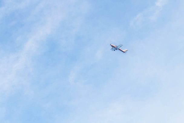 Приватний реактивний літак проти синього неба і хмар, Апулія, Італія - Фото, зображення