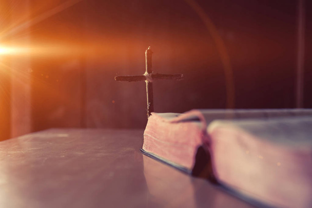 Cruz con la Biblia en una mesa de madera de roble viejo
.  - Foto, imagen