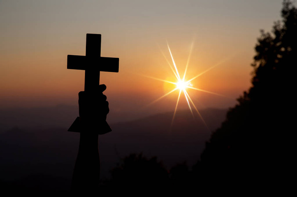 Hıristiyan kavramının inanç: Manevi dua güneş shin üzerinde eller - Fotoğraf, Görsel