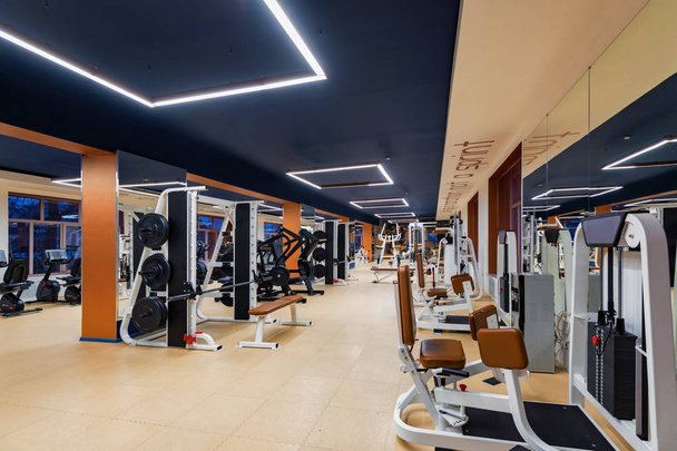 Novas máquinas de fitness no interior moderno ginásio
 - Foto, Imagem