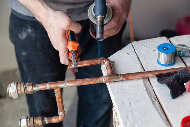 Closeup profissional mestre encanador mãos solda tubos de cobre
 - Foto, Imagem