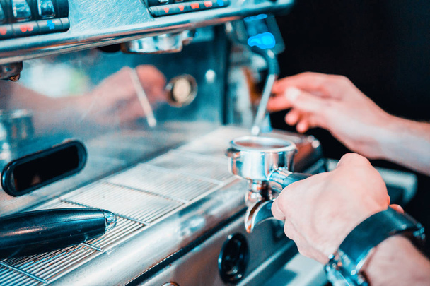 barman bereidt koffie in een koffiemachine - Foto, afbeelding