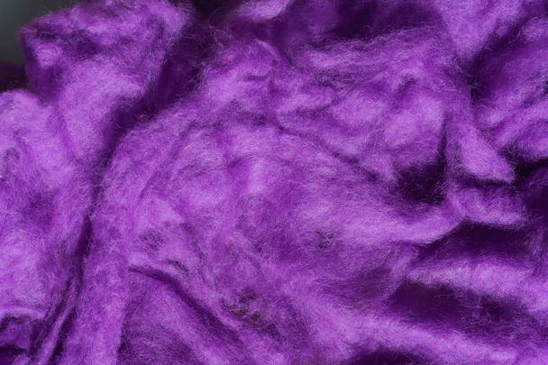 Textur aus dunkelvioletter Wolle für Garne. Violett-abstrakter Hintergrund. farbige Wolle zum Filzen. - Foto, Bild