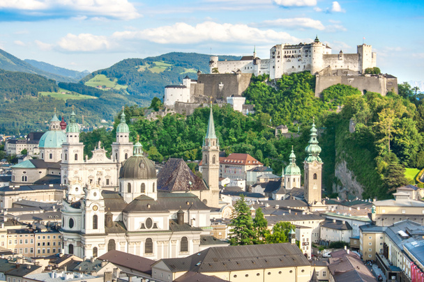 Прекрасний вид на історичні міста Зальцбург з Festung Хоензальцбург влітку Salzburger земля, Австрія - Фото, зображення
