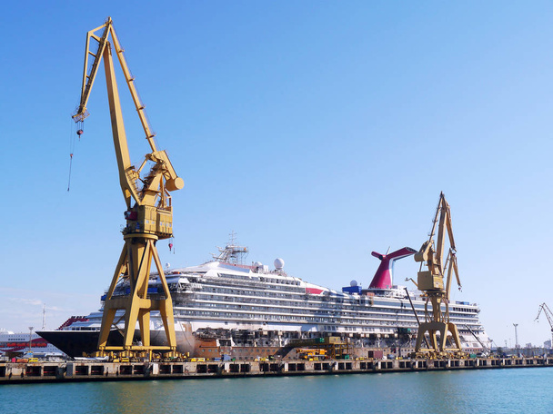Grúas para la reparación de embarcaciones en la bahía de Cádiz capital, Andalucía. España. Europa - Foto, Imagen