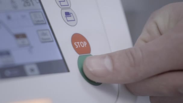 Artsen handdrukken startknop op de machine in het ziekenhuis om diagnostische test te maken - Video