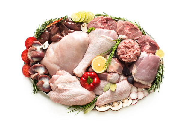 Diversi tipi di carne di tacchino e pollo, bistecche, pollame carcassa per cucinare, vista dall'alto su una tavola di legno, isolate su uno sfondo bianco. Flat lay, concetto di cottura
 - Foto, immagini