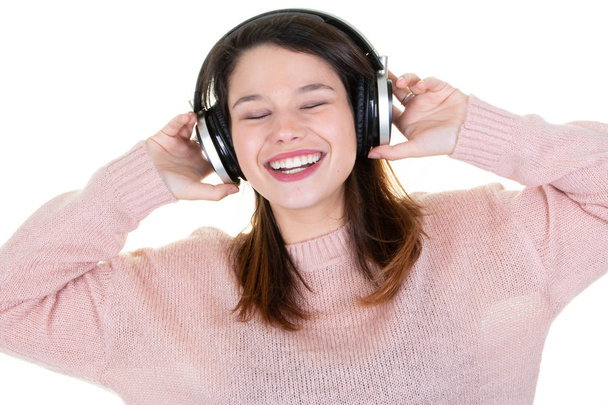 Портрет щасливої молодої дівчини з закритими очима слухати музику в навушниках
 - Фото, зображення