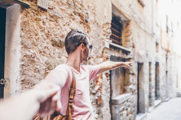 Dívka po přítel drží ruce staré Evropské ulici a smíchu - Fotografie, Obrázek