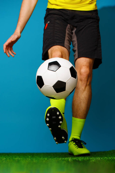 Fotbalový hráč s koulí na zelené trávě. - Fotografie, Obrázek
