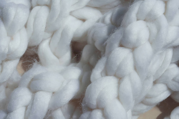 Textura de lã branca de um fio em um pigtail. Fundo abstrato branco. Lã branca para tricô e feltragem
. - Foto, Imagem
