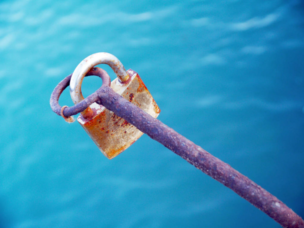 Serrure verrouillée avec clé à côté de la mer
 - Photo, image