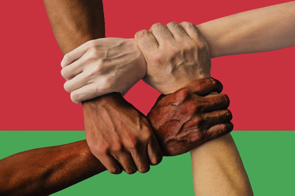 Vlag van Wit-Rusland, intergratie van een multiculturele groep jonge mensen - Foto, afbeelding