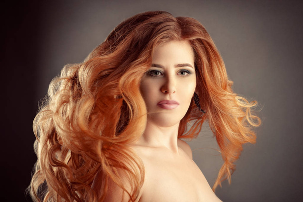 πορτρέτο γοητευτική γυναίκα με υπέροχα κόκκινα σγουρά μαλλιά - Φωτογραφία, εικόνα