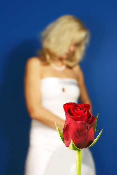 Rote Rose und ein Mädchen mit Perlen - Foto, Bild