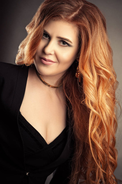 kıvırcık saçlı portre büyüleyici kadın - Fotoğraf, Görsel
