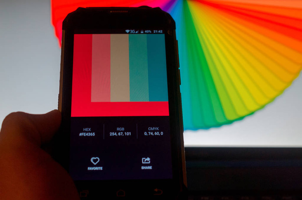 Paletas de cores eletrônicas entre um smartphone e um laptop
. - Foto, Imagem