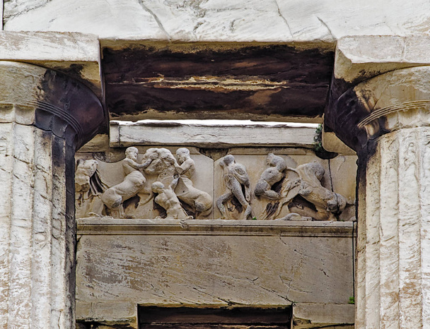 Detail chrámu Hefaaestus v Athénách, Řecku. Sloupce zarámování scény. - Fotografie, Obrázek