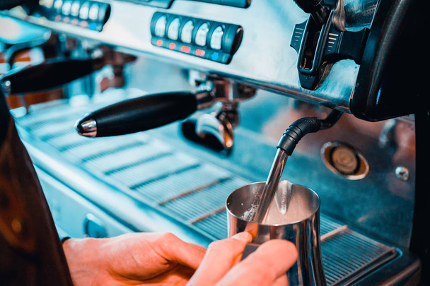 コーヒー マシンでコーヒーを作る - 写真・画像