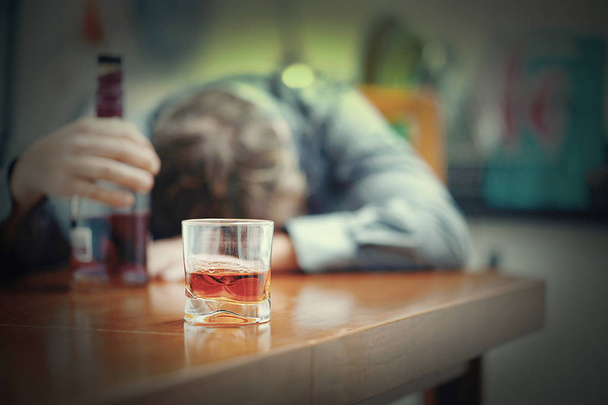 家族の飲酒の問題 - 写真・画像