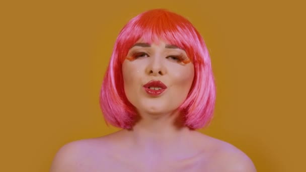 Femme chante sur un fond orange clair
 - Séquence, vidéo
