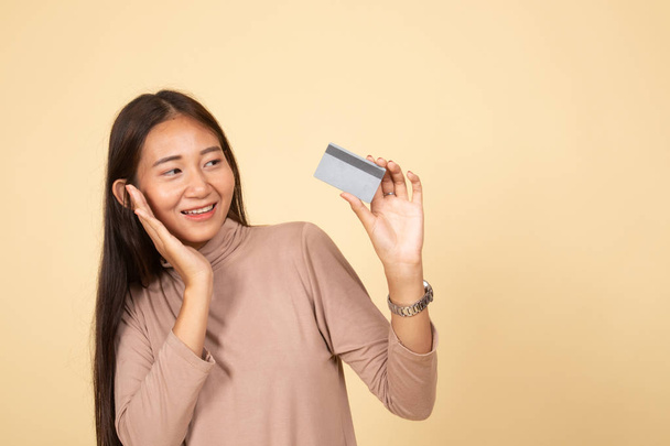 Young Asian woman happy with  blank card. - Foto, immagini
