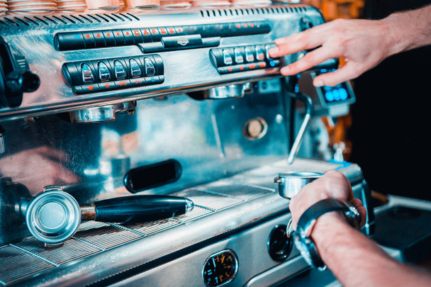 μπάρμαν προετοιμάζει καφέ στην καφετιέρα - Φωτογραφία, εικόνα