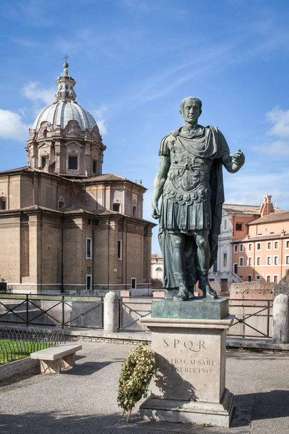 Estátua de Júlio César em Roma Itália
 - Foto, Imagem