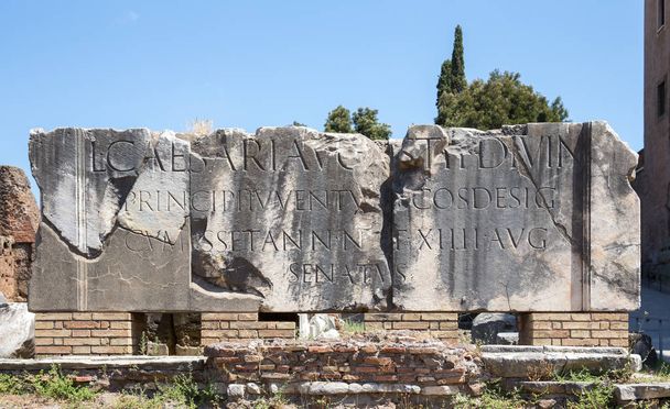 Ókori felirat a római fórumban - Fotó, kép