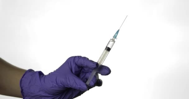 Lékaři rukou uvolněte přebytečný vzduch z injekční stříkačky, příprava na podání injekce - Záběry, video