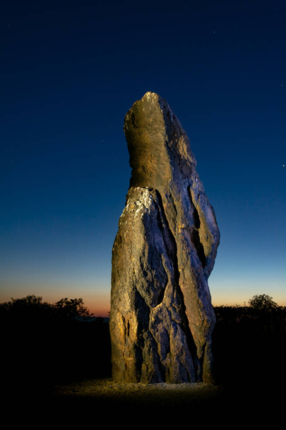 доисторический менгир ночью
 - Фото, изображение