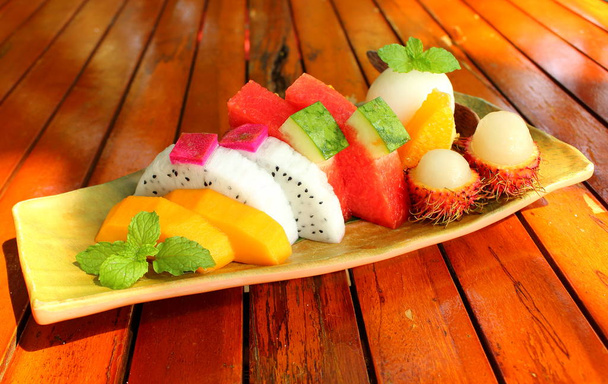 Frutta tropicale sul piatto
 - Foto, immagini
