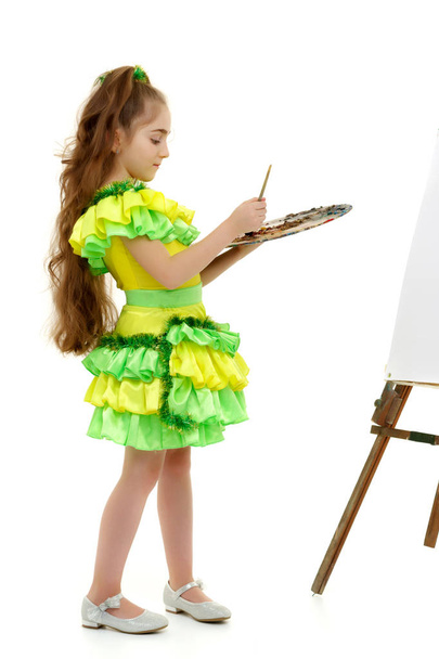 Little girl with palette and brush learning to draw. - 写真・画像