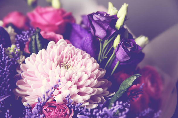 Красивый фиолетовый и розовый тонированный дизайнерский букет из орхидей, прерий язычников, пионских роз и сирени
.  - Фото, изображение